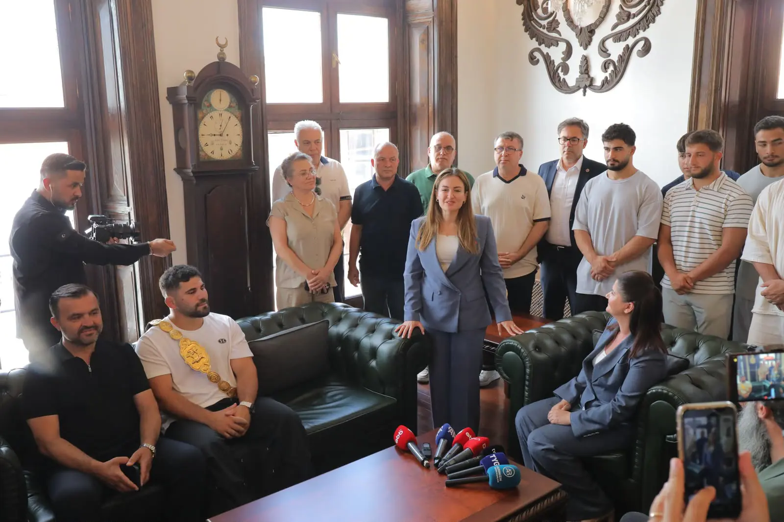 BAŞKAN FİLİZ GENCAN, 665. KIRKPINAR BAŞPEHLİVANI ERKAN TAŞ VE EDİRNELİ PEHLİVANLARI BELEDİYEDE AĞIRLADI galeri görseli